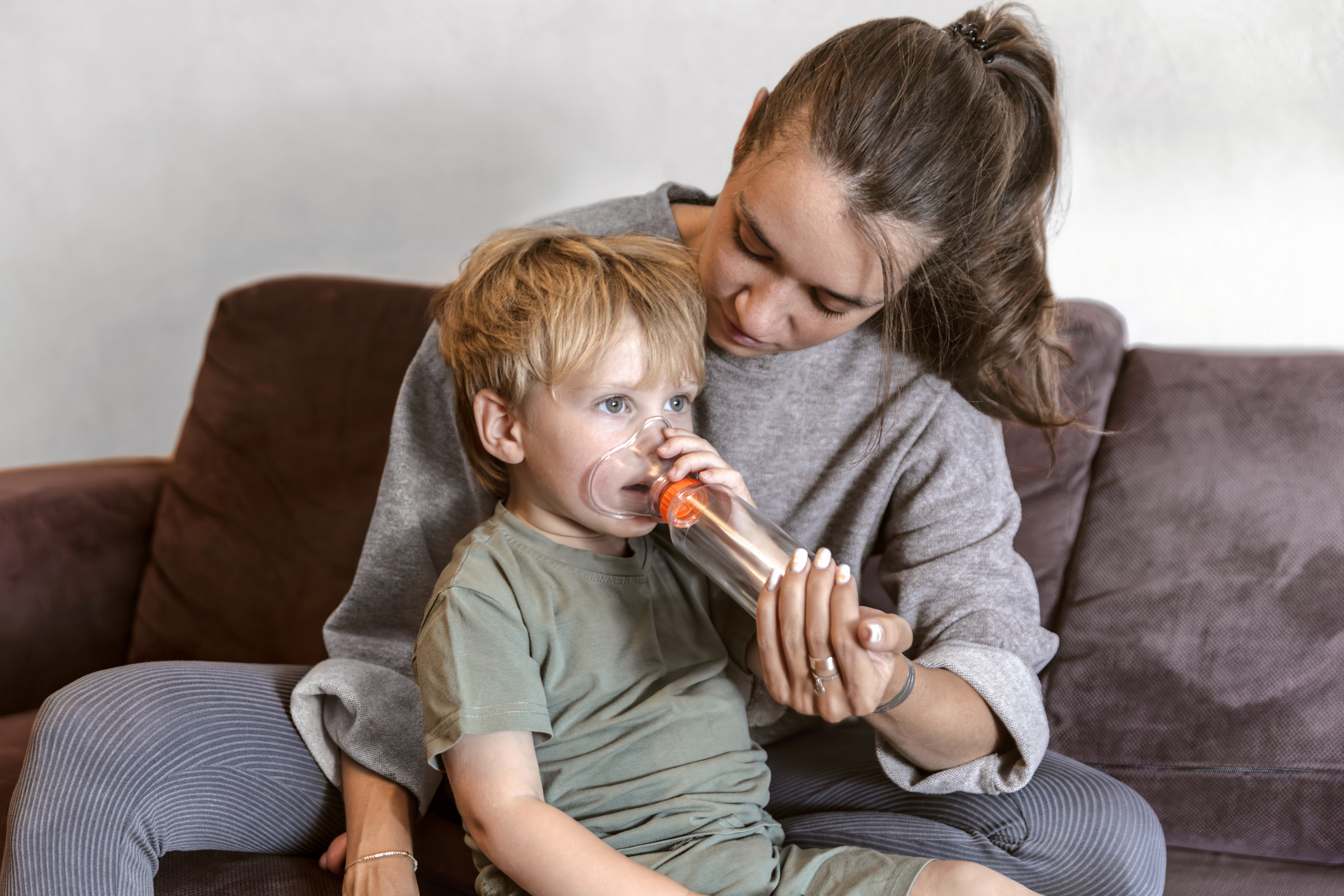 Criança com asma sendo atendida