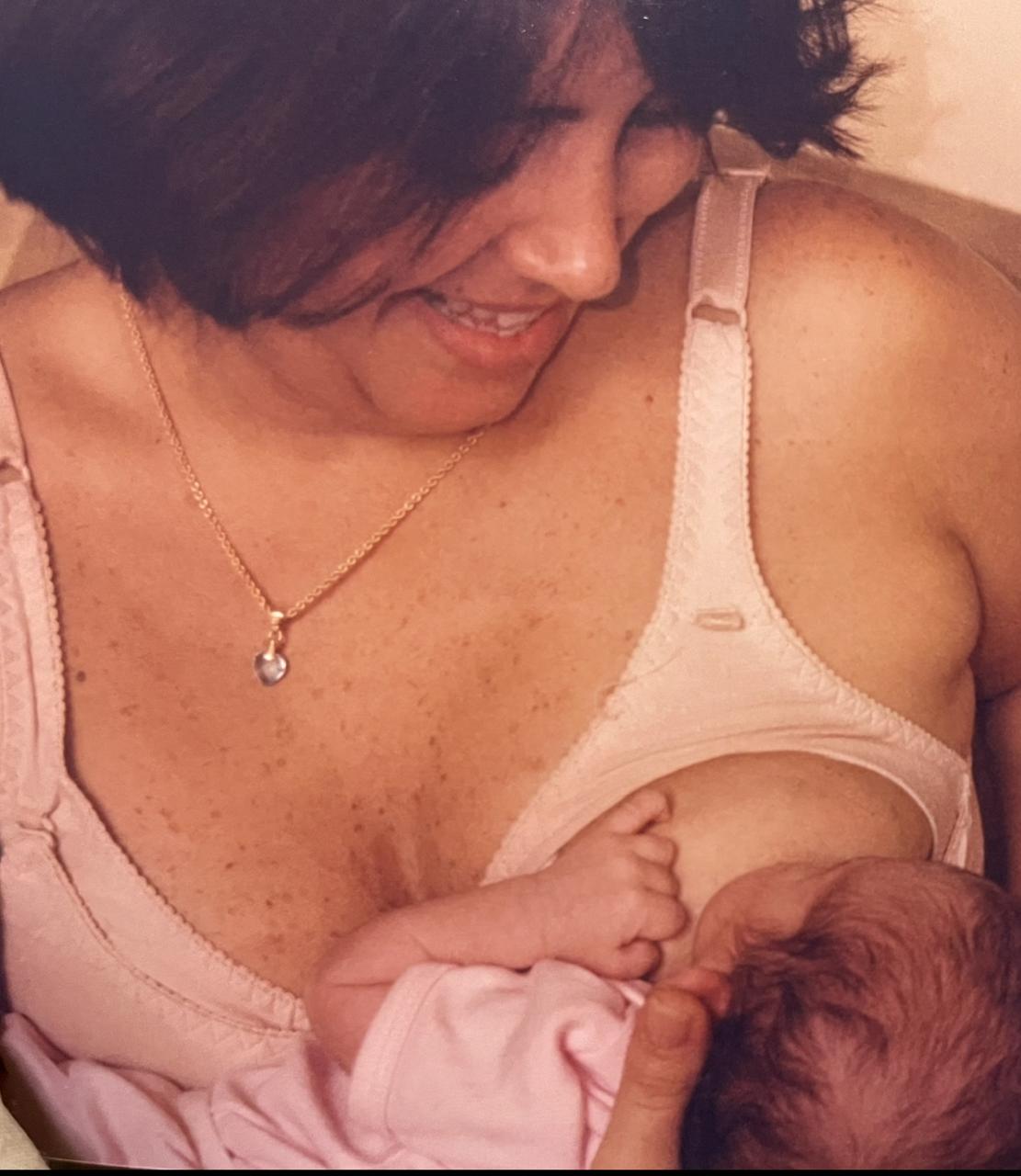 Mãe recebendo suporte à amamentação